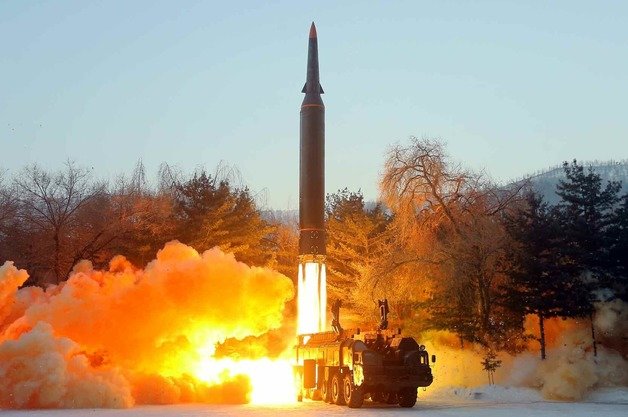 북한 국방과학원이 지난 5일 시험발사한 극초음속미사일. (평양 노동신문=뉴스1)