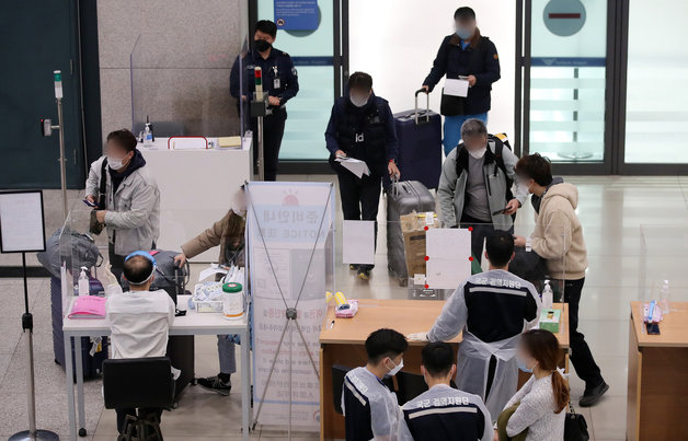인천국제공항 1터미널에서 해외 입국자들이 이동하고 있다./뉴스1 © News1
