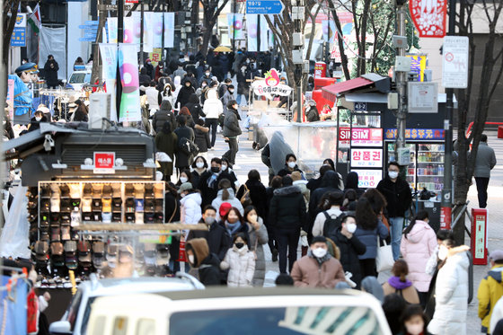 26일 오후 서울 중구 명동거리에서 시민들이 발걸음을 옮기고 있다. 2021.12.26/뉴스1