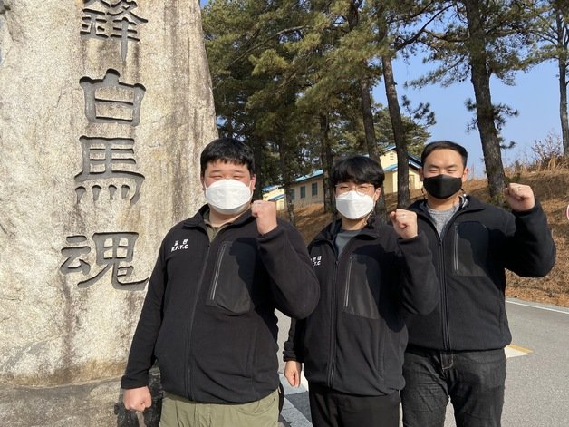 11일 육군 35보병사단에 따르면 백마여단 예비군훈련대에서 근무 중인 김태현(34)·김영민(32)·윤대길(34) 군무주무관은 지난 7일 오후 순천~완주고속도로 오수휴게소 인근에서 전복 사고 현장을 발견했다. 좌측부터 김태현·윤대길·김영민  주무관(육군35사단 제공)2022.1.11/© 뉴스1