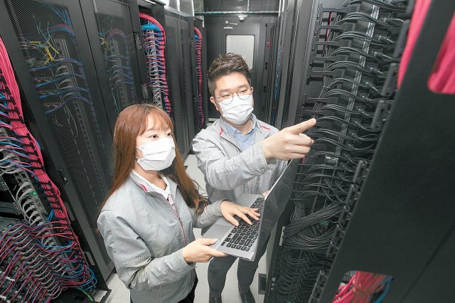 KT의 인터넷데이터센터(IDC)에서 관리자들이 서버 상태를 점검하고 있다. KT는 서울 용산, 목동, 여의도 등 수도권 일대에 위치한 6개 IDC를 하나로 연결해 안정적인 데이터 서비스를 위한 허브를 구축했다. KT 제공