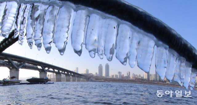 서울 아침 기온이 영하 10도로 떨어지는 등 다시 강추위가 찾아온 11일 오전 서울 뚝섬 한강공원 인근에 고드름이 얼어 있다.
송은석 기자 silverstone@donga.com