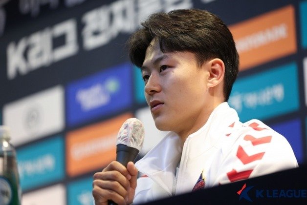 기자회견 내내 차분하게 자신의 생각을 밝히던 이승우는 경기력에 의문을 갖는 질문에 불쾌감을 드러냈다. (한국프로축구연맹 제공)