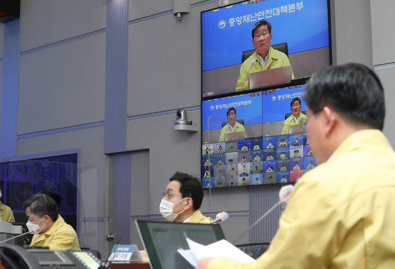 전해철 중대본 2차장(행정안전부 장관)이 12일 오전 서울 종로구 정부서울청사 중앙재난안전대책본부 서울상황센터에서 열린 코로나19 대응 중대본 회의에서 모두발언을 하고 있다. 2022.1.12/뉴스1 © News1