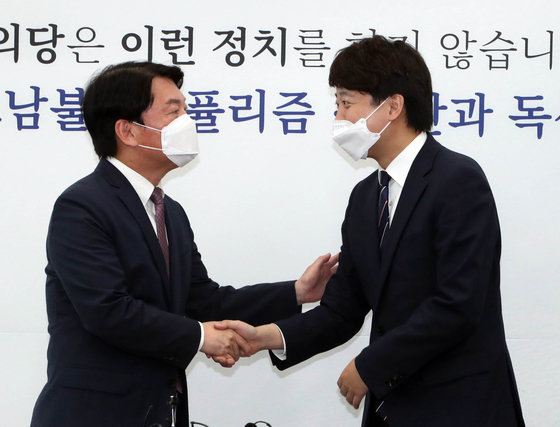 2021년 6월 16일 이준석 국민의힘 대표가 신임 인사차 서울 여의도 국회 안철수 국민의당 대표를 찾아 인사하고 있다. © News1