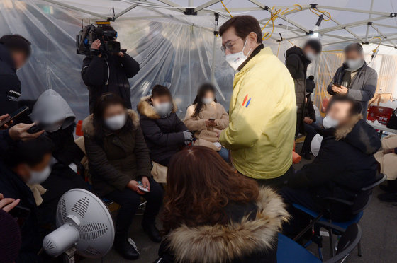 이용섭 광주시장이 12일 오전 외벽 붕괴 사고가 발생한 광주 서구 화정동 한 아파트 공사현장에서 연락이 두절된 인부 6명의 가족들과 만나 이야기를 나누고 있다. 2022.1.12/뉴스1 © News1