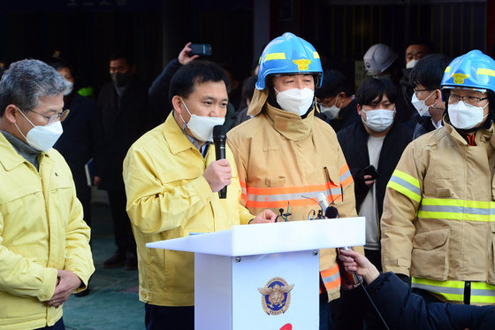 12일 오전 광주 서구 화정동 신축 아파트 공사현장에서 소방당국이 언론브리핑을 하고 있다. 전날 오후 3시46분쯤 해당 신축 아파트에서는 외벽이 붕괴돼 인부 6명이 연락두절된 상태다. 2022.1.12/뉴스1 © News1