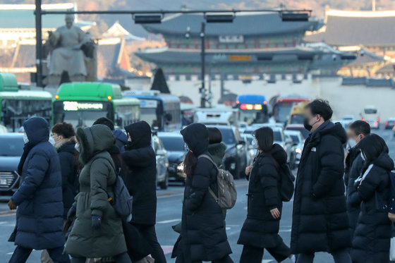 서울 지역 아침 최저 기온이 영하 11도까지 떨어진 12일 오전 서울 종로구 광화문광장에서 두꺼운 겨울 외투를 챙겨입은 시민들이 출근길 발걸음을 재촉하고 있다. 2022.1.12/뉴스1 © News1