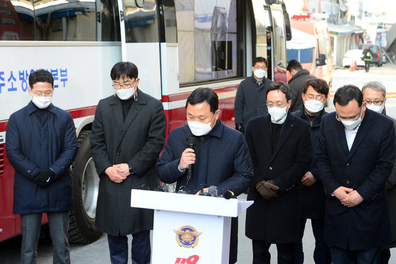 12일 오전 광주 서구 화정동 신축 아파트 공사현장에서 HDC현대산업개발 관계자들이 기자회견을 열고 사과문을 발표하고 있다. 전날 오후 3시46분쯤 해당 신축 아파트에서는 외벽이 붕괴돼 인부 6명이 연락이 두절됐다. 2022.1.12/뉴스1 © News1