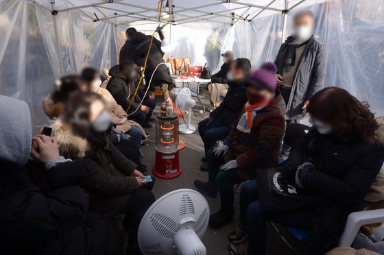 12일 오전 외벽 붕괴 사고가 발생한 광주 서구 화정동 한 아파트 공사현장에서 연락이 두절된 인부 6명의 가족들이 사고 현장에 모여 있다. 2022.1.12/뉴스1 © News1