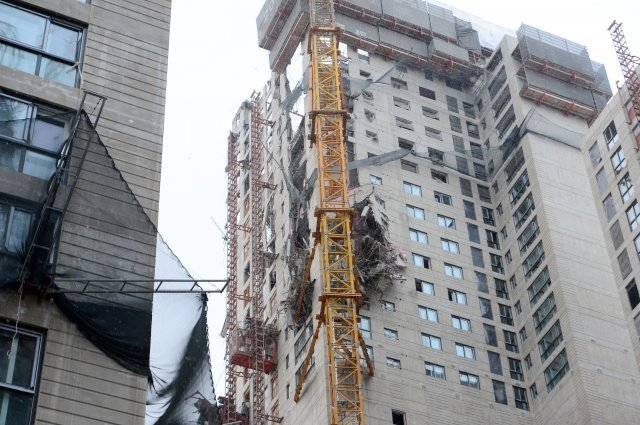 11일 오후 광주 서구 화정동 한 아파트 공사현장에서 외벽 붕괴 사고가 발생했다. 사진은 사고가 발생한 아파트 공사현장 모습. 뉴스1