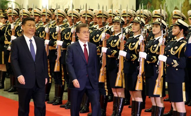 2017년 12월 중국 국빈방문 당시 시진핑 중국 국가주석(왼쪽)과 함께 중국 의장대의 사열을 받고 있는 문재인 대통령. 동아일보DB