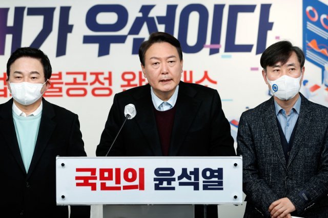 국민의힘 윤석열 대선 후보(가운데)가 12일 오전 서울 여의도 당사에서 게임 시장의 불공정 해소를 위한 공약을 발표하고 있다. 뉴시스