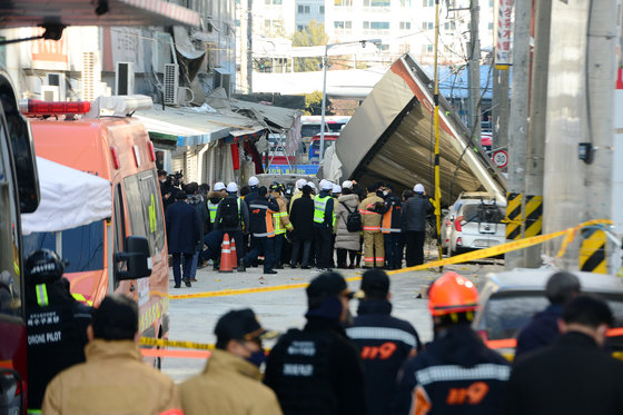 노형욱 국토교통부 장관이 12일 오전 광주 서구 화정동 신축 아파트 붕괴 사고 현장을 둘러보고 있다. 해당 신축 아파트에서는 전날 오후 3시46분쯤 외벽이 붕괴돼 6명이 실종됐다. 2022.1.12/뉴스1 © News1