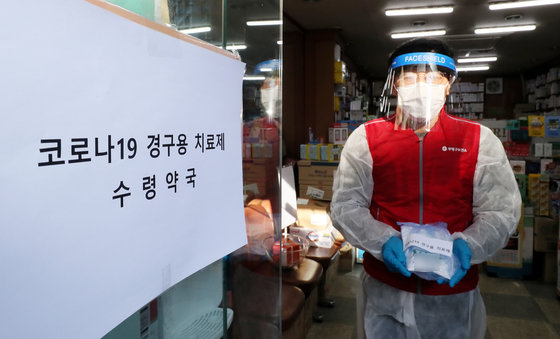 인천시 부평구 보건소 관계자들이 12일 인천 부평구의 한 약국에서 코로나19 경구용 치료제 수령 예행 연습을 하고 있다. 경구용 치료제 초도물량 2만1000명분은 13일 국내에 도착하며, 생활치료센터와 재택치료 담당 약국 등에 배송돼 오는 14일부터 환자에게 투약될 예정이다. 2022.1.12/뉴스1 © News1