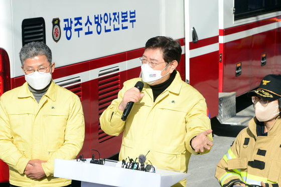 이용섭 광주시장이 12일 오전 광주 서구 화정동 신축 아파트 붕괴 사고 현장에서 언론브리핑을 하고 있다. 해당 신축 아파트에서는 전날 오후 3시46분쯤 외벽이 붕괴돼 6명이 실종됐다. 2022.1.12/뉴스1 © News1