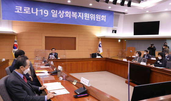 김부겸 국무총리가 12일 오전 서울 종로구 정부서울청사 별관 국제회의장에서 열린 코로나19 일상회복지원위원회 제7차 회의에 참석해 발언하고 있다. 2021.1.12/뉴스1 © News1