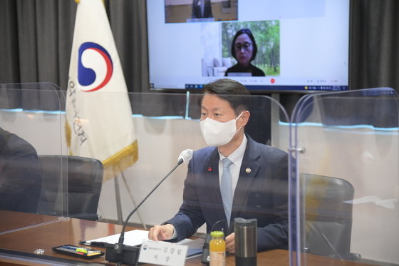 김강립 식품의약품안전처장이 12일 오전 충북 청주시 식약처 회의실에서 SK바이오사이언스가 위탁생산하는 미국 노바백스의 코로나19 백신 허가 최종점검위원회 회의를 하고 있다. (식약처 제공) 2022.1.12/뉴스1