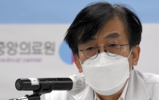 정기현 국립중앙의료원장이 12일 서울 중구 국립중앙의료원에서 열린 신종감염병 중앙임상위원회 기자회견에서 오미크론 변이에 대해 발언하고 있다. 2022.1.12/뉴스1