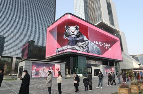 코로나19 진단검사를 받기 위해 길게 줄지어 서있는 시민들. 동아일보DB