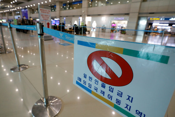 새해 첫 주말인 2일 인천국제공항 1터미널 입국장이 신종 코로나바이러스(코로나19) 여파로 한산하다. 2022.1.2/뉴스1 © News1