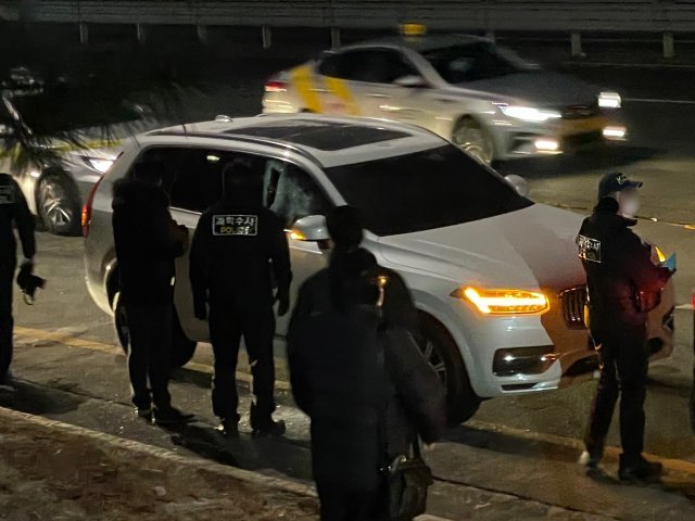 11일 오후 경기 파주시 운정신도시의 한 도로변에서 오스템임플란트 횡령 직원 이모 씨의 부친 A 씨가 차량 안에서 숨진 채 발견돼 경찰이 현장 감식을 벌이고 있다. 뉴스1