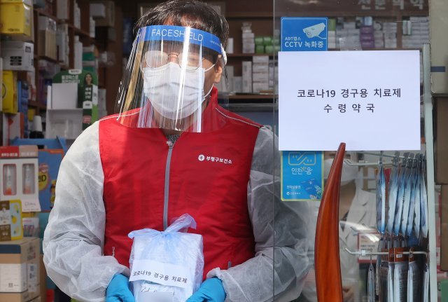 인천시 부평구 보건소 관계자들이 12일 인천 부평구의 한 약국에서 코로나19 경구용 치료제 수령 예행 연습을 하고 있다. 경구용 치료제 초도물량 2만1000명분은 13일 국내에 도착하며, 생활치료센터와 재택치료 담당 약국 등에 배송돼 오는 14일부터 환자에게 투약될 예정이다. 뉴스1