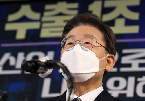 이재명 더불어민주당 대선후보가 12일 서울 서초구 한국산업기술진흥협회에서 산업 분야 정책 공약 발표를 마치고 취재진의 질문에 답하고 있다.<사진공동취재단/송은석>