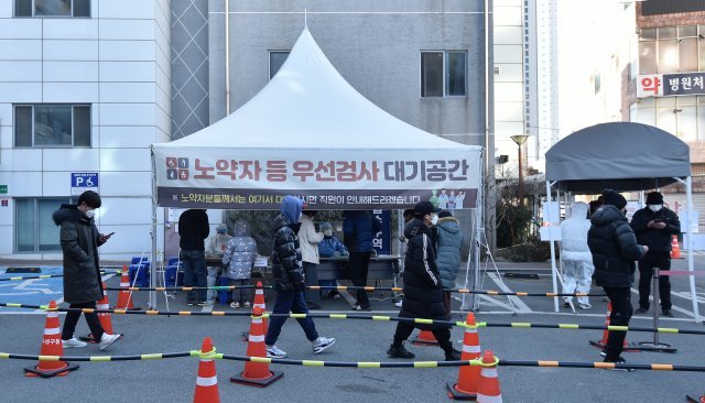 [대구=뉴시스] 12일 오전 대구 수성구 보건소 선별진료소에서 시민들이 코로나19 진단검사를 받기 위해 대기하고 있다. 2022.01.12.