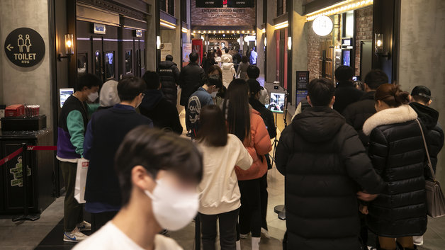 2일 오후 서울 용산구의 한 극장에 QR체크하며 입장하는 관람객들의 모습. 2022.1.2/뉴스1 © News1