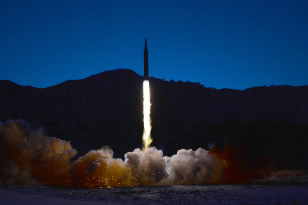 북한 국방과학원이 11일 극초음속미사일을 시험발사했다. (평양 노동신문=뉴스1)