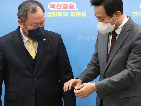 오세훈 서울시장과 김인호 서울시의회 의장이 12일 서울 중구 서울시청 브리핑룸에서 열린 ‘서울시 민생지킴 종합대책 발표’를 마치고 기념사진 촬영을 하기위해 자리를 잡고 있다. 2022.1.12/뉴스1 © News1