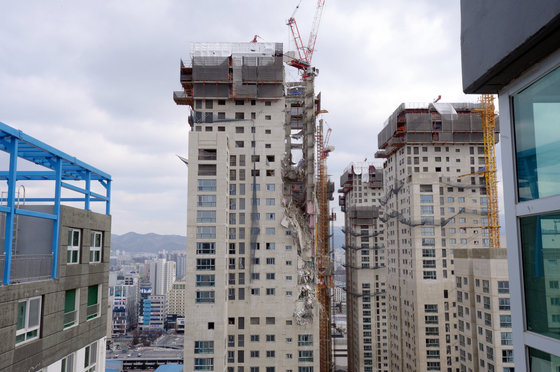 지난 11일 오후 3시46분쯤 광주 서구 화정동의 한 아파트 공사현장에서 외벽 붕괴 사고가 발생했다. 사진은 사고가 발생한 아파트 공사현장 모습.2022.1.12/뉴스1 © News1