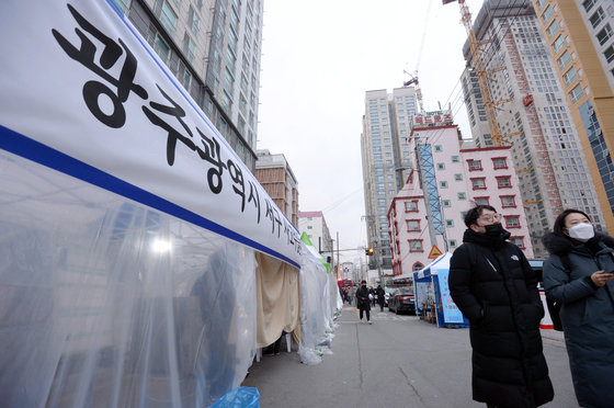 13일 오전 광주 서구 화정동 신축 아파트 공사현장에 서구청의 ‘현장 통합 지원본부’가 꾸려져 있다. 지난 11일 오후 3시46분쯤 해당 신축 아파트에서 외벽 붕괴사고가 발생, 6명이 실종됐다. 2022.1.13/뉴스1 © News1