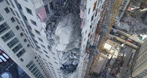 지난 11일 오후 3시46분쯤 광주 서구 화정동 한 아파트 공사현장에서 붕괴 사고가 발생했다. 사진은 사고가 발생한 아파트 공사현장 모습.(광주 소방본부 드론 영상 갈무리)2022.1.13/뉴스1 © News1