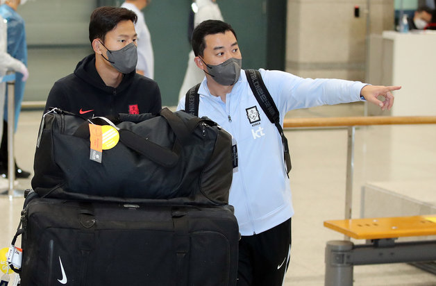 대한민국 축구 국가대표팀의 권경원이 2022 국제축구연맹(FIFA) 카타르 월드컵 아시아 최종예선 이라크와의 원정 경기를 마치고 17일 인천국제공항을 통해 귀국하고 있다. 2021.11.17/뉴스1 © News1