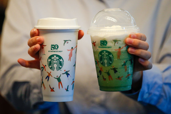 서울 중구 스타벅스 한국프레스센터점에서 고객이 다회용컵에 나온 음료를 들어보이고 있다. 2021.9.28/뉴스1 © News1