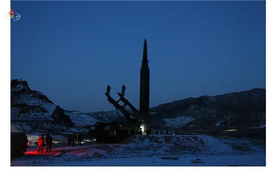 북한이 전날인 12일 공개한 극초음소미사일의 발사 과정. 미사일이 이동식발사대(TEL)에서 기립한 모습이다.(조선중앙TV 갈무리)© 뉴스1