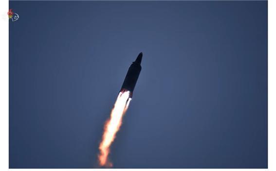 북한이 전날인 12일 공개한 극초음속미사일의 모습.(조선중앙TV 갈무리)© 뉴스1