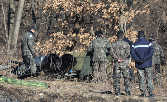 12일 오전 경기도 화성시 관항리 인근 야산에서 군 관계자들이 F-5E 전투기 추락현장을 둘러보고 있다. 2022.1.12/뉴스1 © News1