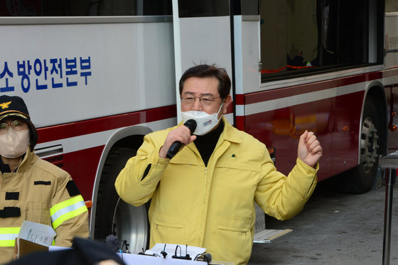 이용섭 광주시장이 13일 오전 광주 서구 화정동 ‘현대산업개발 아파트 신축공사 붕괴사고’ 현장에서 언론 브리핑을 하고 있다. 이 시장은 이날 브리핑을 통해 실종자 6명에 대한 수색에 전념하겠다고 밝혔다. 2022.1.13/뉴스1 © News1