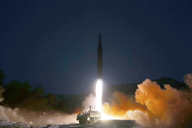 북한 국방과학원이 지난 11일 극초음속미사일을 시험발사했다. (평양 노동신문=뉴스1)