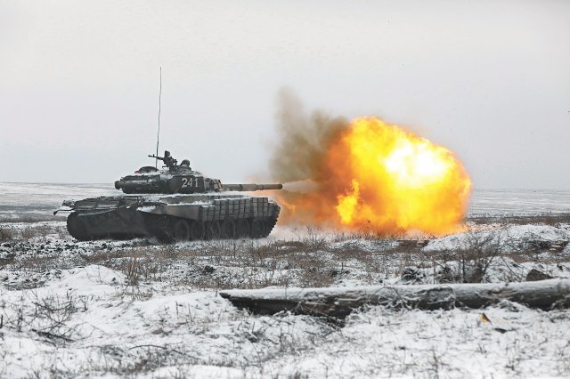러, 우크라 접경서 실탄훈련…우크라, 미사일 훈련 맞불 12일 우크라이나 국경에서 불과 50km 정도 떨어진 러시아 로스토프주 카다몹스키에서 러시아군이 진행한 대규모 군사훈련에서 T-72B3 전차가 불을 뿜고 있다. 군인 3000여 명과 전차, 전투차량 등이 동원된 이번 군사훈련은 미국을 비롯한 서방과 우크라이나에 대한 무력시위라는 관측이 나온다. 카다몹스키=AP 뉴시스 제공