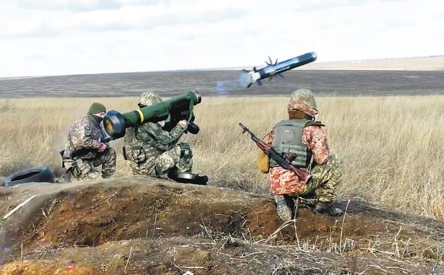 같은 날 우크라이나도 러시아와의 접경지역인 도네츠크에서 맞불 성격의 군사훈련을 실시했다. 우크라이나군이 재블린 지대공 미사일을 발사하고 있다. 우크라이나 국방부 제공