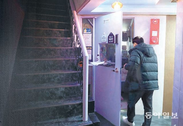 이재명 대선 후보의 변호사비 대납 의혹 사건 제보자인 이모 씨가 서울 양천구의 한 모텔에서 11일 숨진 채 발견됐다. 12일 현장 조사에 나선 수사관이 해당 모텔 1층에서 탐문을 진행하고 있다. 홍진환 기자 jean@donga.com