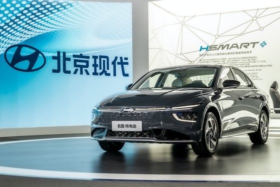 20일(현지시간) 중국 광저우 수출입상품교역회전시관에서 개막한 ‘2020 광저우 국제 모터쇼’에 현대자동차 중국 현지 전략 중형 세단 밍투의 전기차 모델 밍투 일렉트릭이 전시돼 있다. (현대차 제공) 2020.11.20/뉴스1