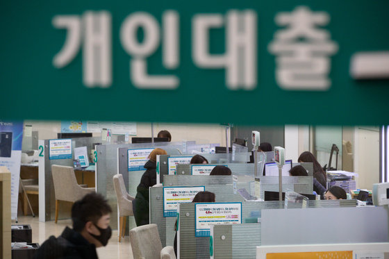 5일 서울 중구 명동 하나은행 영업부를 찾은 고객들이 상담을 받고 있다.  2022.1.5/뉴스1 © News1