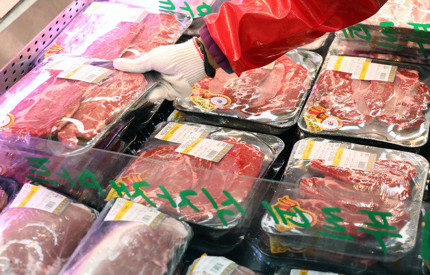 서울 은평구 응암동의 한 식자재마트에서 직원이 수입산 쇠고기를 진열하고 있다. /뉴스1 DB © News1