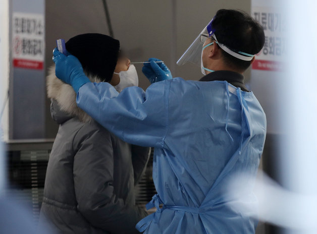 신종 코로나바이러스 감염증(코로나19) 신규 확진자가 4542명 발생한 14일 오전 서울 강서구 보건소에 마련된 선별진료소를 찾은 시민들이 검체검사를 받고 있다. 2022.1.14/뉴스1 © News1