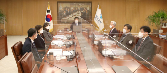 이주열 한국은행 총재(가운데)가 14일 오전 서울 중구 한국은행에서 열린 금융통화위원회 본회의를 주재하고 있다. (한국은행 제공)